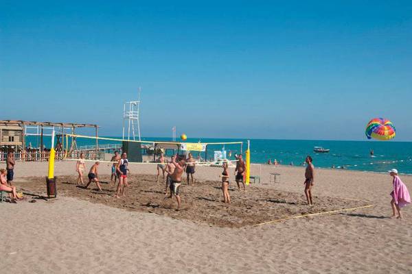 Volleyballspieler spielen auf dem Sandstrand am Orange County Belek - Family Concept Hotel.