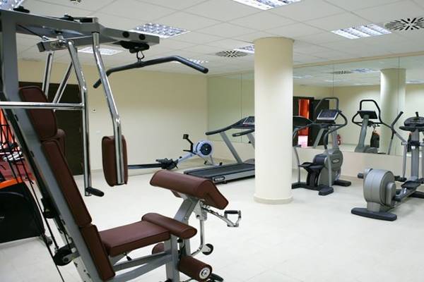 Fitnessraum im Barcelo Tenerife Hotel mit verschiedenen Trainingsgeräten.