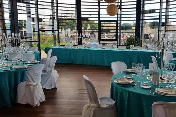 Bankettsaal im Barcelo Tenerife mit türkisfarbenen Tischdecken und weißen Stühlen.