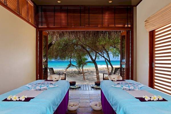 Massagebereich im Sheraton Maldives Full Moon Resort & Spa mit Blick auf das Meer