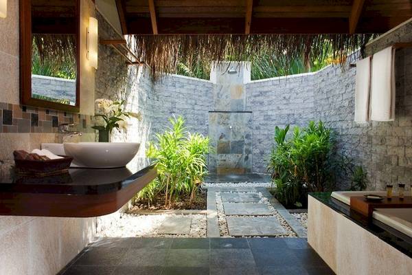 Dusche im Freienbereich des Sheraton Maldives Full Moon Resort & Spa