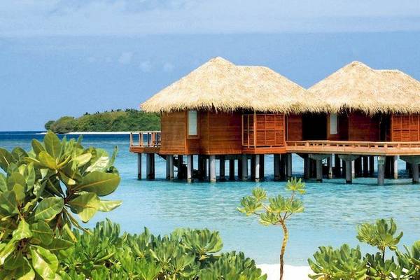 Zwei Wasserbungalows des Sheraton Maldives Full Moon Resort & Spa im Wasser