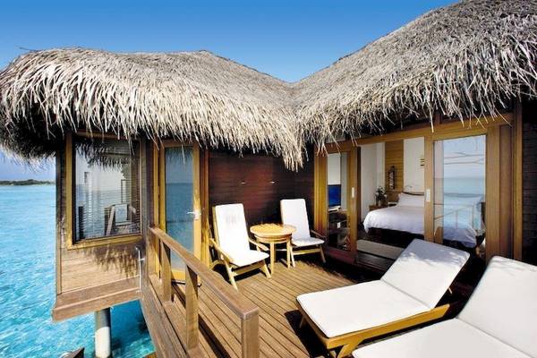 Wasservilla im Sheraton Maldives Full Moon Resort & Spa mit Blick auf das Meer