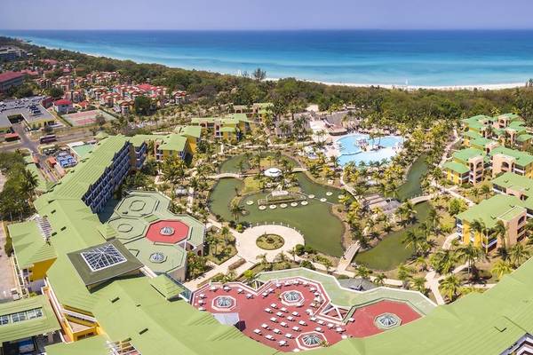 Luftaufnahme des Melia Las Antillas Hotels mit Blick auf das Meer und die Anlage.
