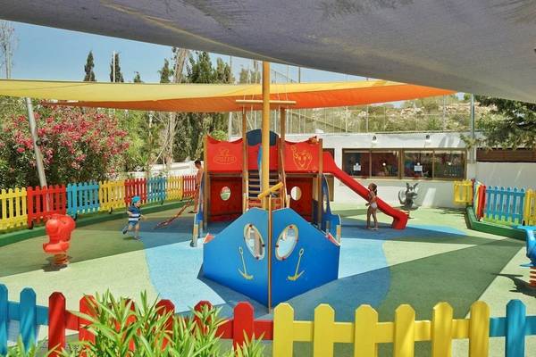 Kinderspielplatz im Freien am Melissi Beach Hotel & Spa mit Rutsche und Spielturm