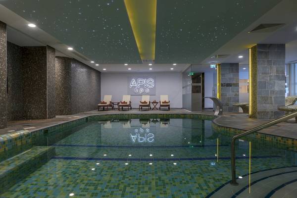 Innenbereich des Apis Spa im Melissi Beach Hotel & Spa mit Pool und Loungebereich