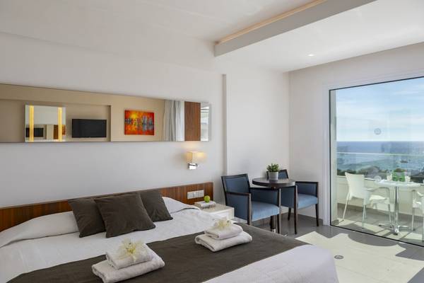 Zimmer im Melissi Beach Hotel & Spa mit Meerblick, Bett, Balkon und Tisch