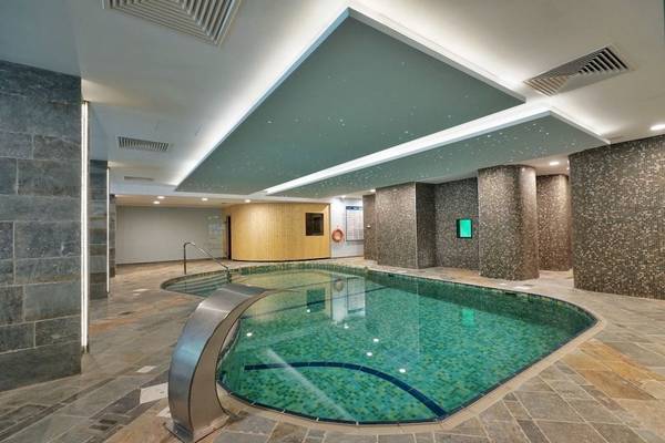 Innenpool des Melissi Beach Hotel & Spa mit grünem Wasser und modernen Fliesen