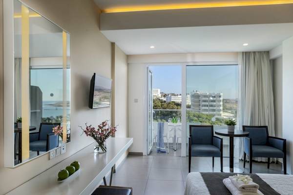 Zimmer im Melissi Beach Hotel & Spa mit Meerblick, moderner Einrichtung und Balkon.