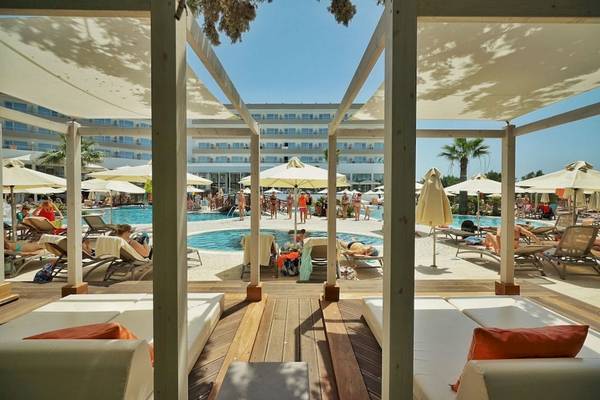 Pool-Loungebereich im Melissi Beach Hotel & Spa mit vielen Sonnenliegen und Sonnenschirmen.