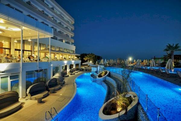 Nachtansicht des Melissi Beach Hotel & Spa mit beleuchtetem Swimmingpool und Loungebereichen.