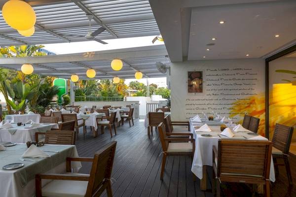 Foto von der Terrasse des Melissi Beach Hotel & Spa mit Sitzen und Tischen.