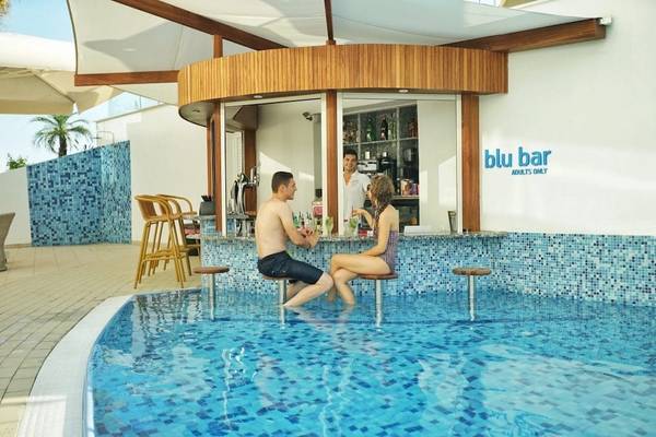 Paar an der Poolbar des Melissi Beach Hotel & Spa