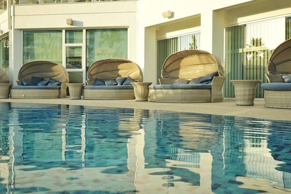 Außenbereich des Melissi Beach Hotel mit Loungemöbeln am Pool