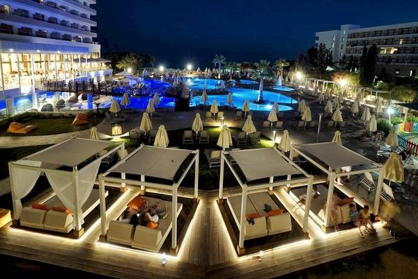 Melissi Beach Hotel & Spa Nachtansicht mit Pool und Liegebereichen