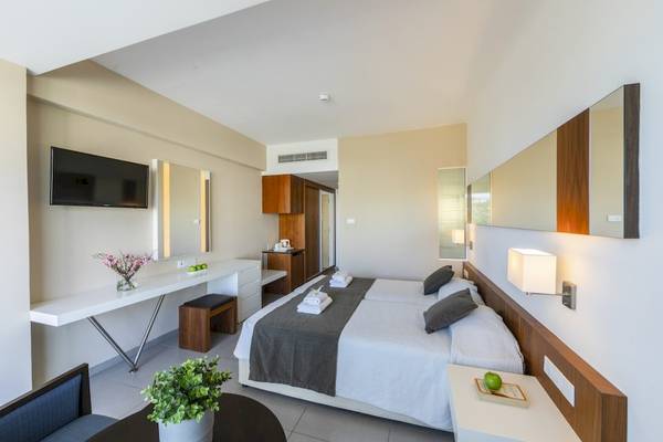 Doppelzimmer im Melissi Beach Hotel & Spa mit zwei Betten, Fernseher und Schreibtisch.