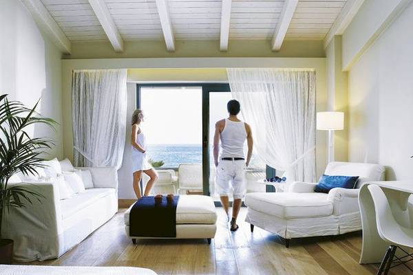 Innenraum des Aegean Pearl Hotels mit Blick auf das Meer von einem Paar betreten