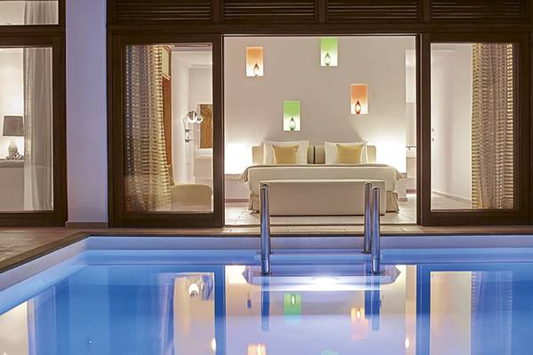 Zimmer im Amirandes Grecotel Boutique Resort mit direktem Zugang zum Pool.