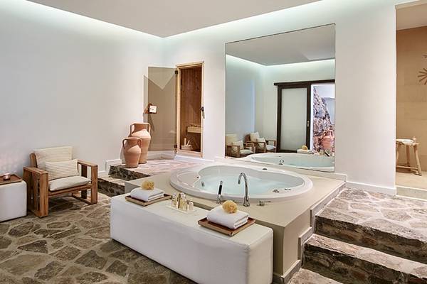 Innenbereich des Amirandes Grecotel Boutique Resorts mit Jacuzzi, Möbeln und Dekoration.