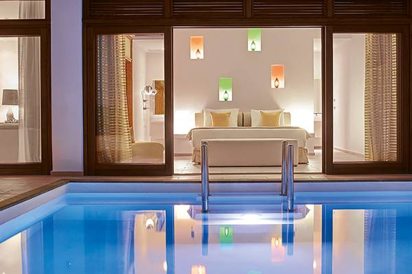 Zimmer des Amirandes Grecotel Boutique Resort mit Pool und Bett