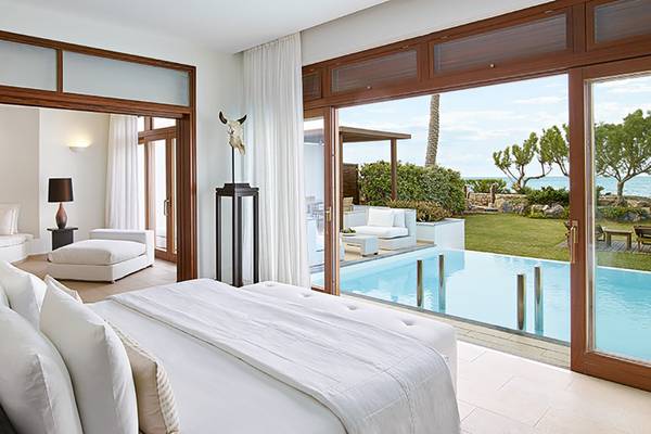Schlafzimmer im Amirandes Grecotel Boutique Resort mit Blick auf den Pool und das Meer