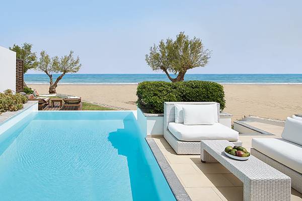 Außenpool mit Terrasse am Amirandes Grecotel Boutique Resort mit Blick auf den Strand