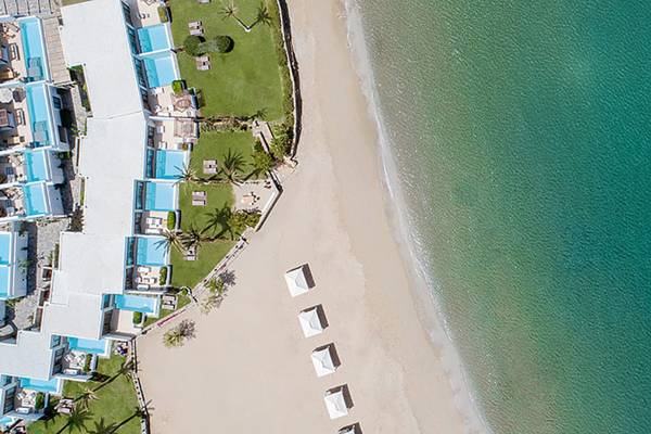 Luftaufnahme des Amirandes Grecotel Boutique Resorts mit Blick auf den Strand und das Meer
