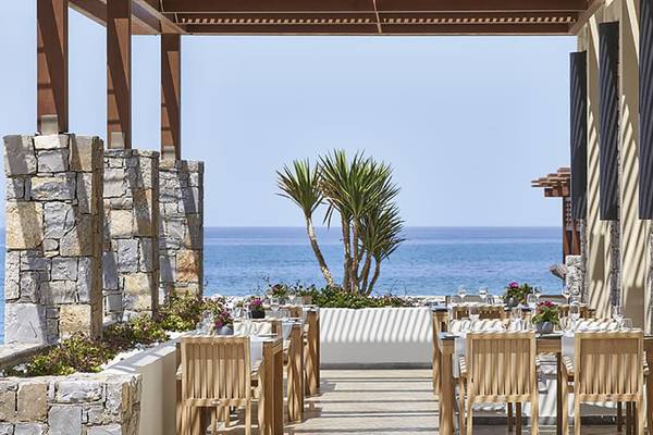 Außenterrasse des Amirandes Grecotel Boutique Resort mit Blick auf das Meer.