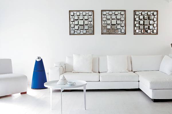 Wohnzimmer im Amirandes Grecotel Boutique Resort mit weißem Sofa, Tisch und dekorativen Elementen