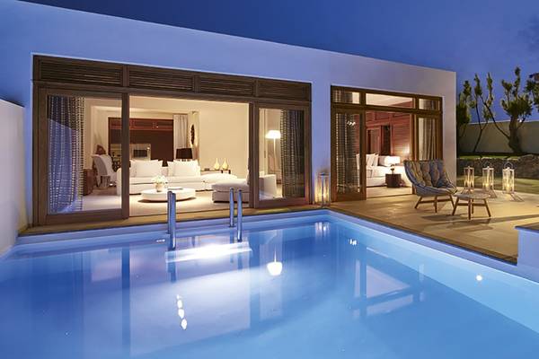 Villa mit Swimmingpool im Amirandes Grecotel Boutique Resort bei Nacht