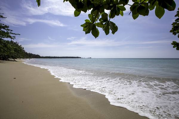 Kantary Beach Hotel, Villas & Suites - Blick auf den Strand mit sanften Wellen und blauem Himmel