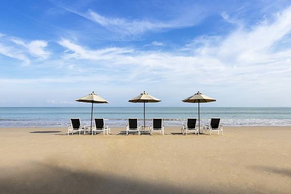 Strand mit Sonnenliegen und Sonnenschirmen am Kantary Beach Hotel, Villas & Suites