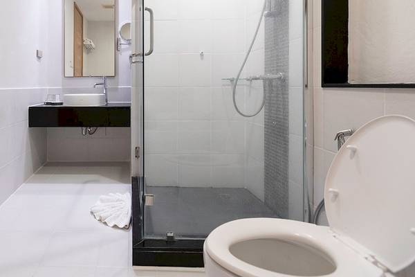 Badezimmer im Kantary Beach Hotel, Villas & Suites mit Toilette, Dusche und Waschbecken.