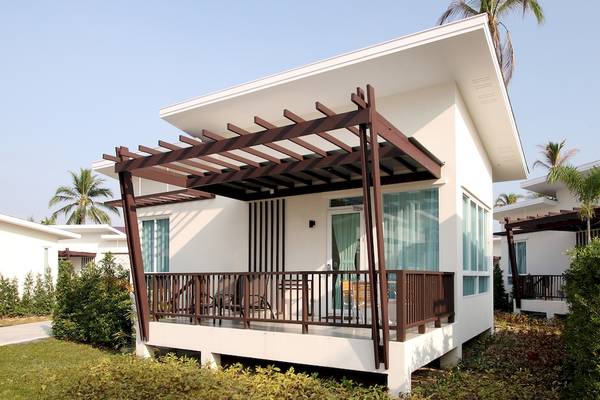 Villa des Kantary Beach Hotel, Villas & Suites mit einer gepflasterten Terrasse und einem Holzpavillon