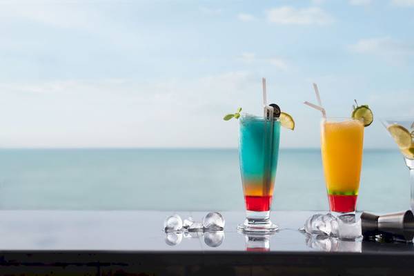 Cocktails am Strand im Pavilion Samui Villas & Resort