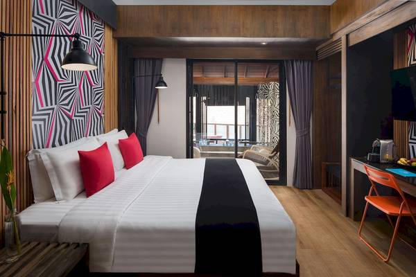 Schlafzimmer im Pavilion Samui Villas & Resort mit modernen Möbeln und Blick auf die Terrasse.