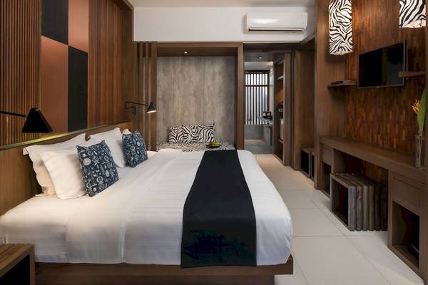 Ein Schlafzimmer im Pavilion Samui Villas & Resort mit Holzwänden, weißen Böden und einem großen Bett.