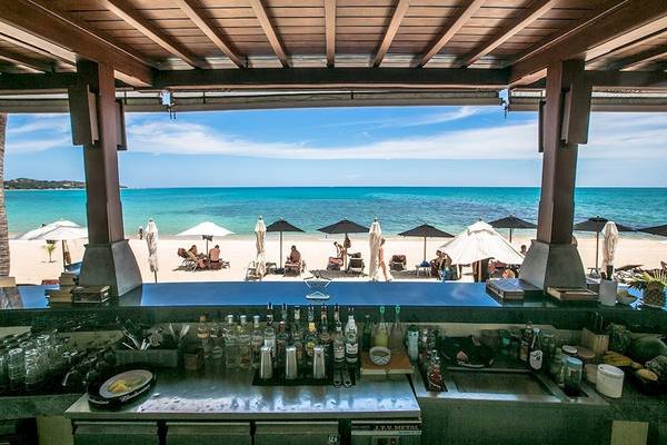 Strandbar des Pavilion Samui Villas & Resort mit Blick auf den Strand