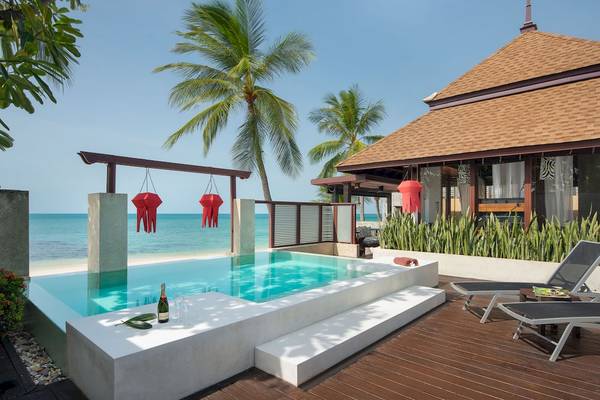 Außenpool und Loungesessel auf der Terrasse des Pavilion Samui Villas & Resort mit Blick auf das Meer.