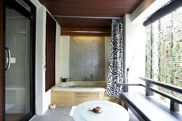 Badezimmer mit Außenwhirlpool im Pavilion Samui Villas & Resort