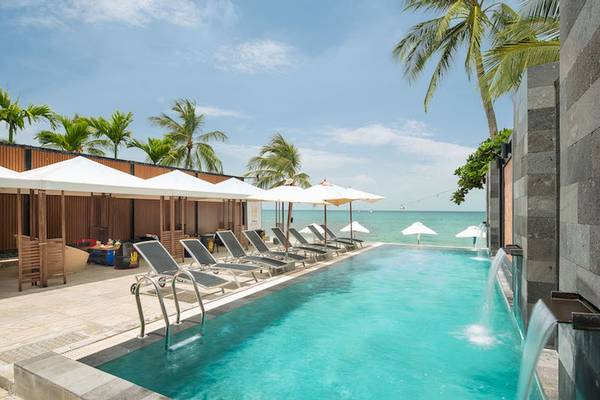 Außenpoolbereich des Pavilion Samui Villas & Resort mit Sonnenliegen und Schirmen
