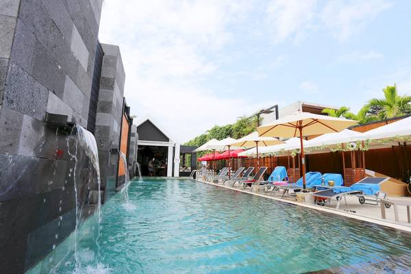 Außenpool im Pavilion Samui Villas & Resort mit umkleidekabinen und sonnenliegen.