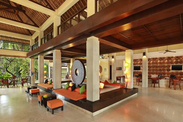 Lobbybereich des Mercure Resort Sanur mit großen Möbeln und zentralem Element.