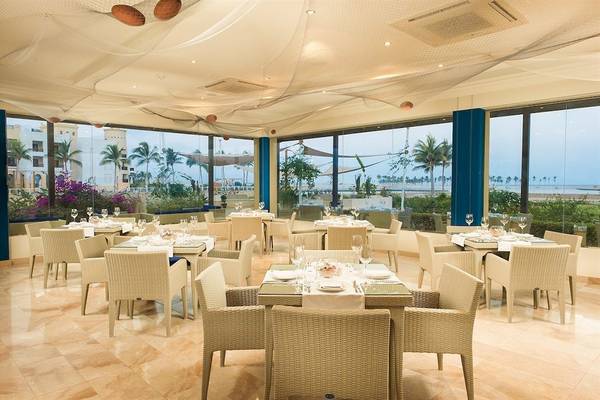 Innenansicht des Restaurants im Juweira Boutique Hotel mit Blick auf den Ozean.