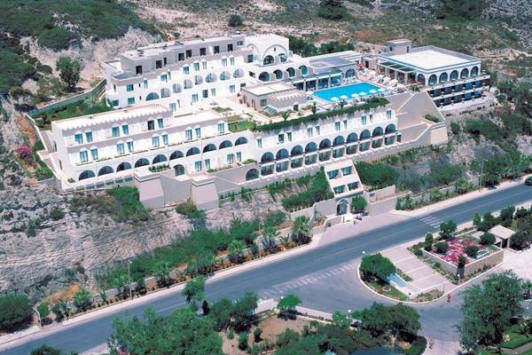 Luftaufnahme des Calypso Palast Hotels mit Pool und Garten