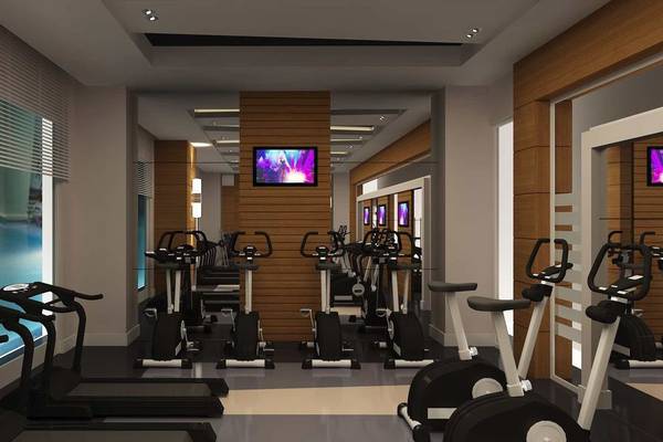 Fitness Center im Side Sunport Hotel & Spa mit verschiedenen Trainingsgeräten und Fernsehern an der Wand.