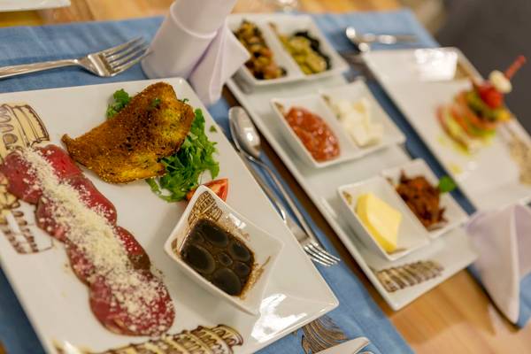 Frühstücksplatte mit verschiedenen Speisen auf dem Side Sunport Hotel & Spa.