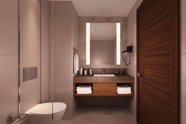 Badezimmer im Side Sunport Hotel & Spa mit Spiegel, Waschbecken und Toilette.