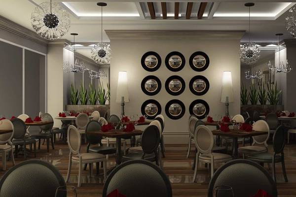 Innenansicht des Restaurants im Side Sunport Hotel & Spa mit Tischdekorationen und Kronleuchtern.