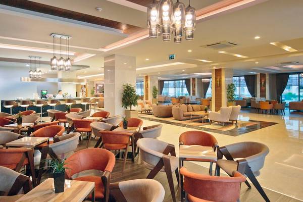 Lobby des Side Sunport Hotel & Spa mit Sitzbereichen, Tischen und Kronleuchtern